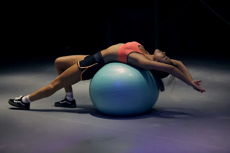 Cvičení na velkém gymballu – protažení zad