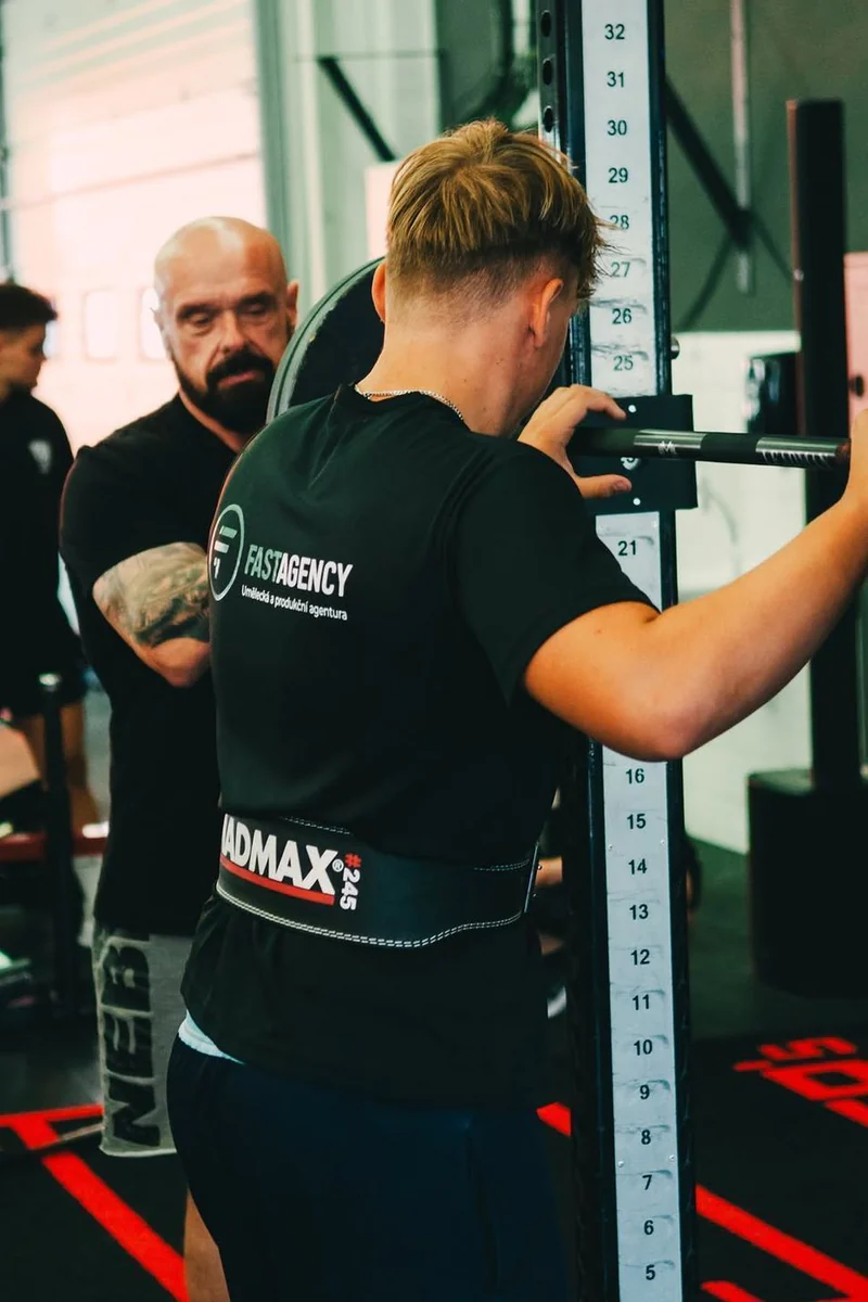 Dřep s činkou v Joker's Gym