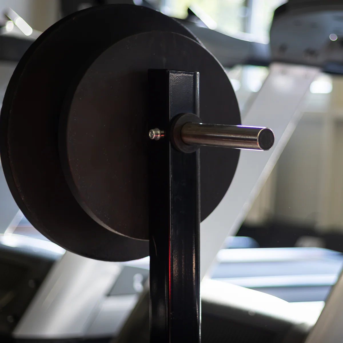 Detail posilovacího stroje a kotouče v Joker's Gym