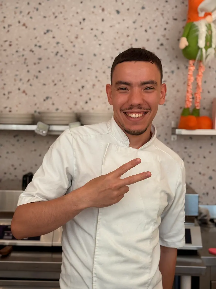 Membre de l'équipe Fluffy en cuisine