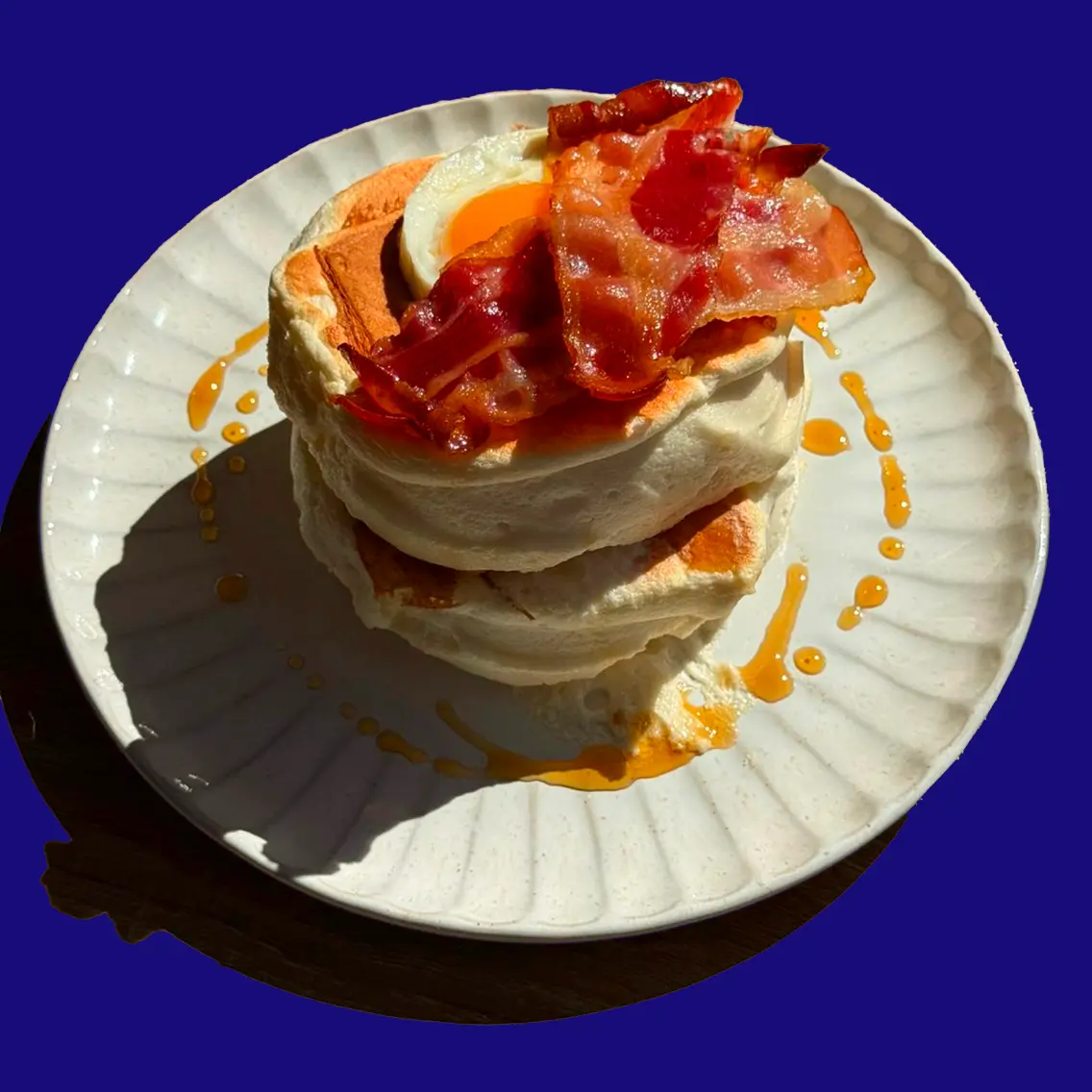 Pancake soufflé garni servi au Fluffy Café