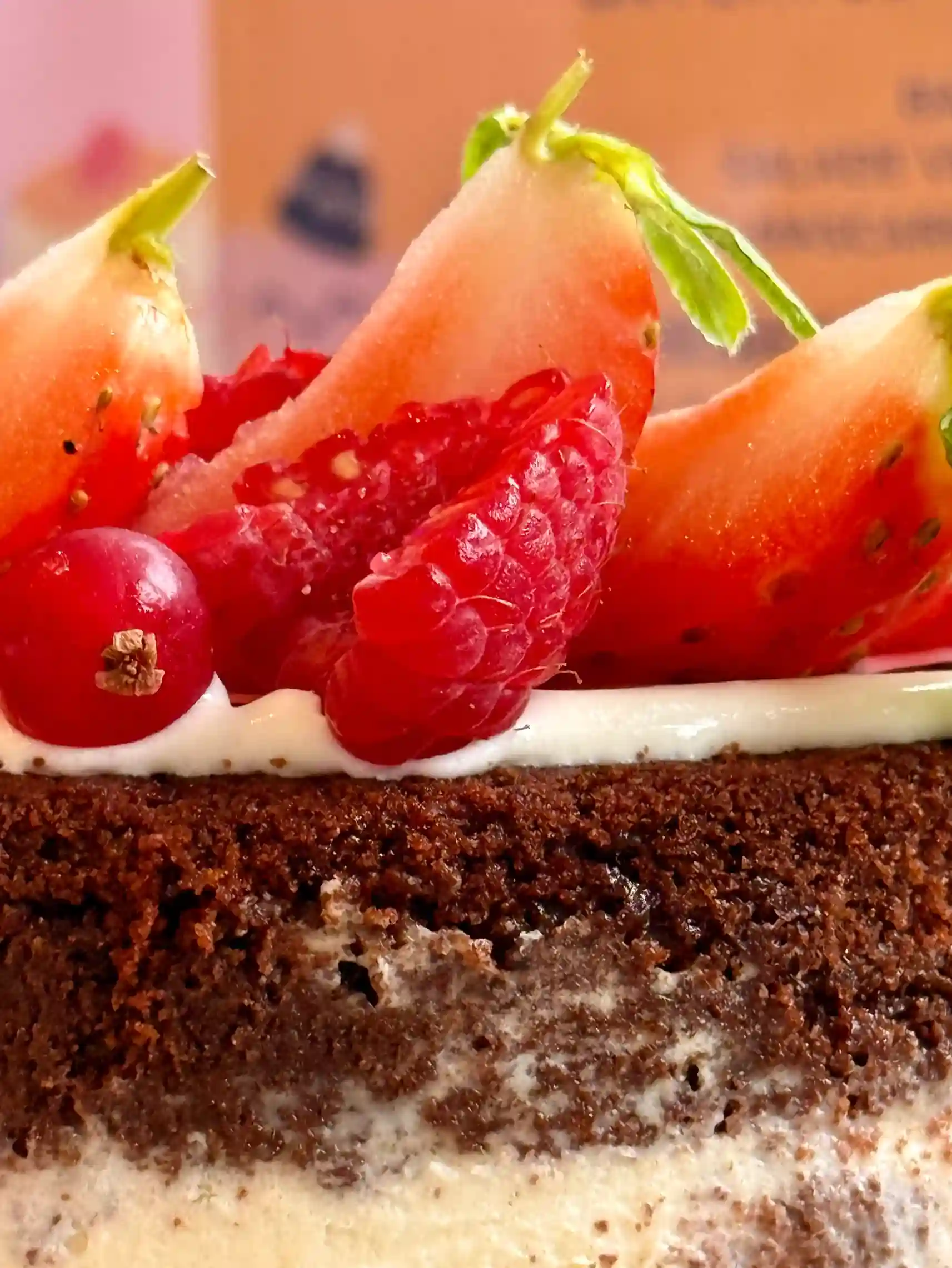 Fruits rouges sur le dessus d'un cheesecake