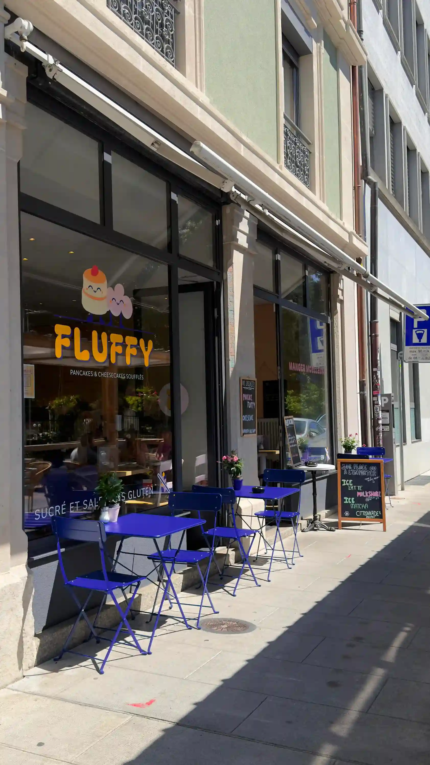 Terrasse et devanture ensoleillé de Fluffy Café à genève