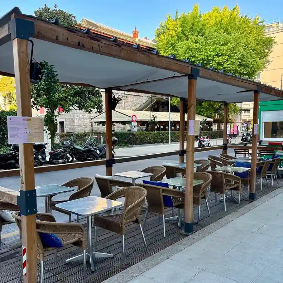 Terrasse extérieure de Fluffy Café