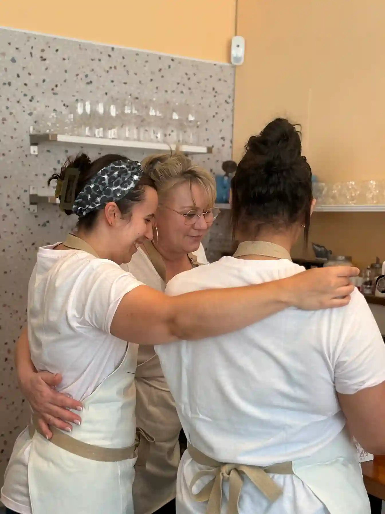 Équipe du Fluffy Café réunie dans son établissement