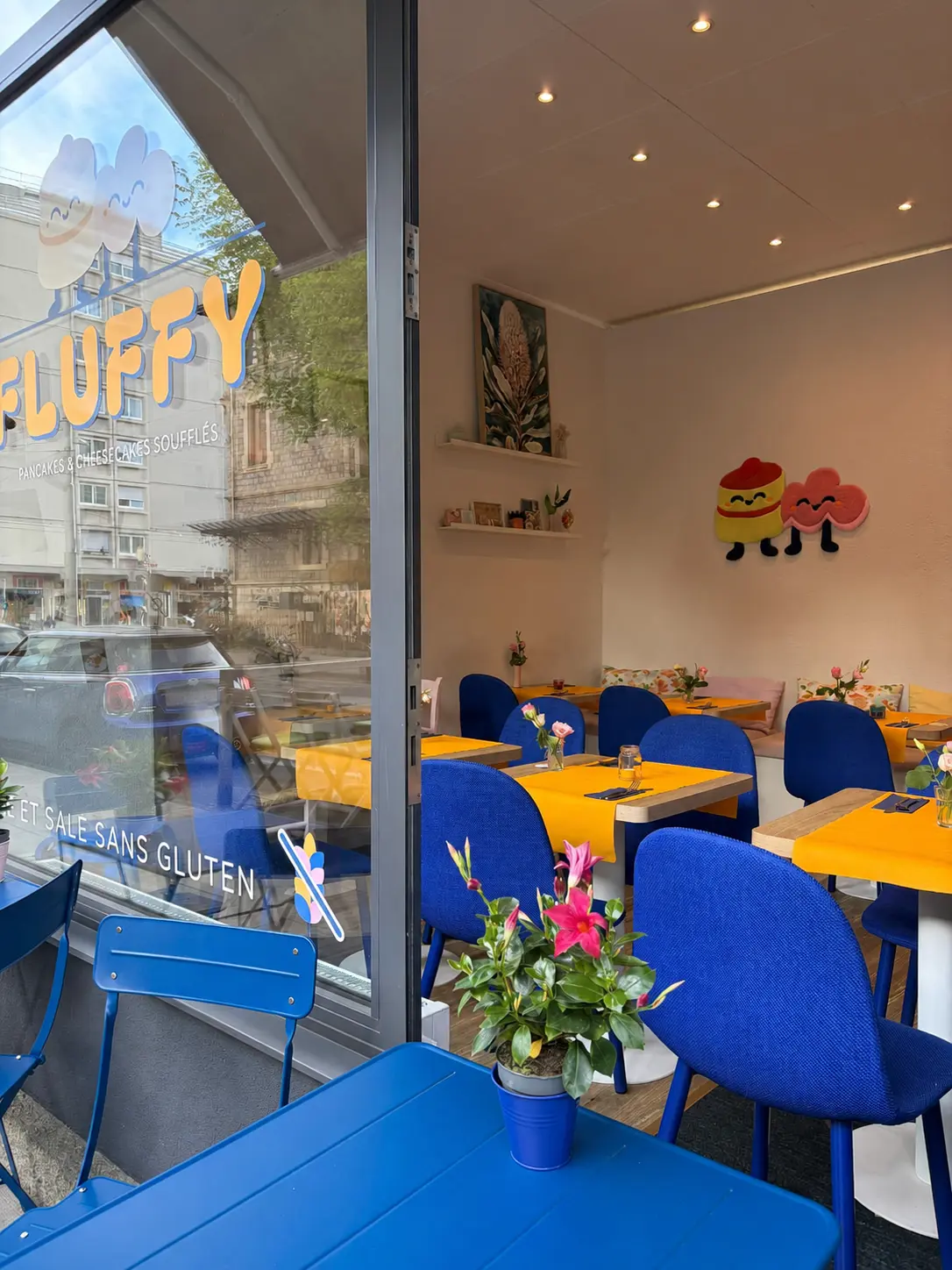 Salle du Fluffy Café à Genève avec mobilier coloré