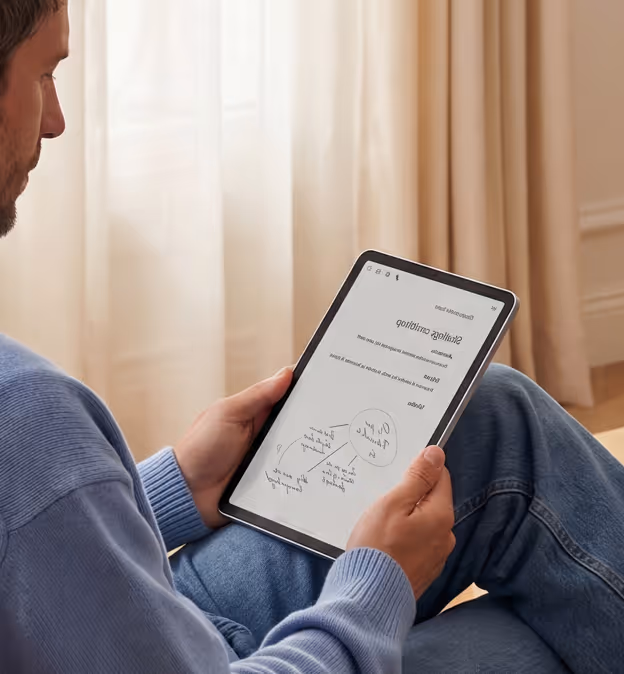 Personne consultant le rapport Tengo « La Grande Enquête sur les marchés publics 2026 » sur une tablette