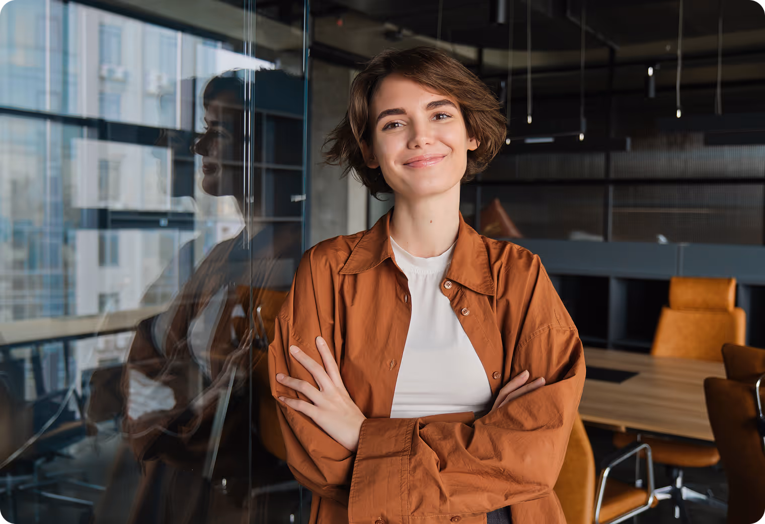 Portrait d'une professionnelle souriante dans un bureau moderne