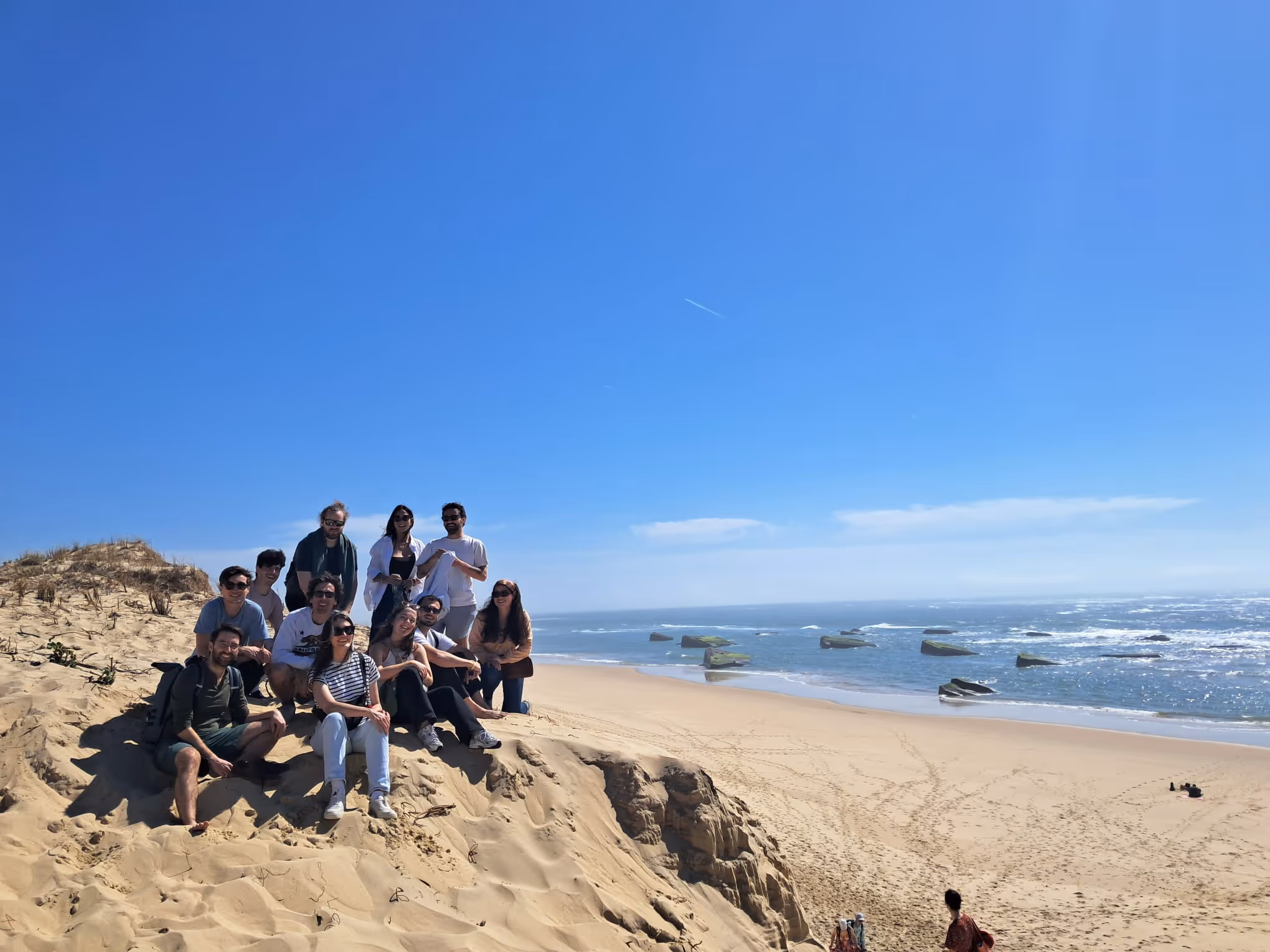L'équipe Tengo réunie sur une plage lors d'un séminaire