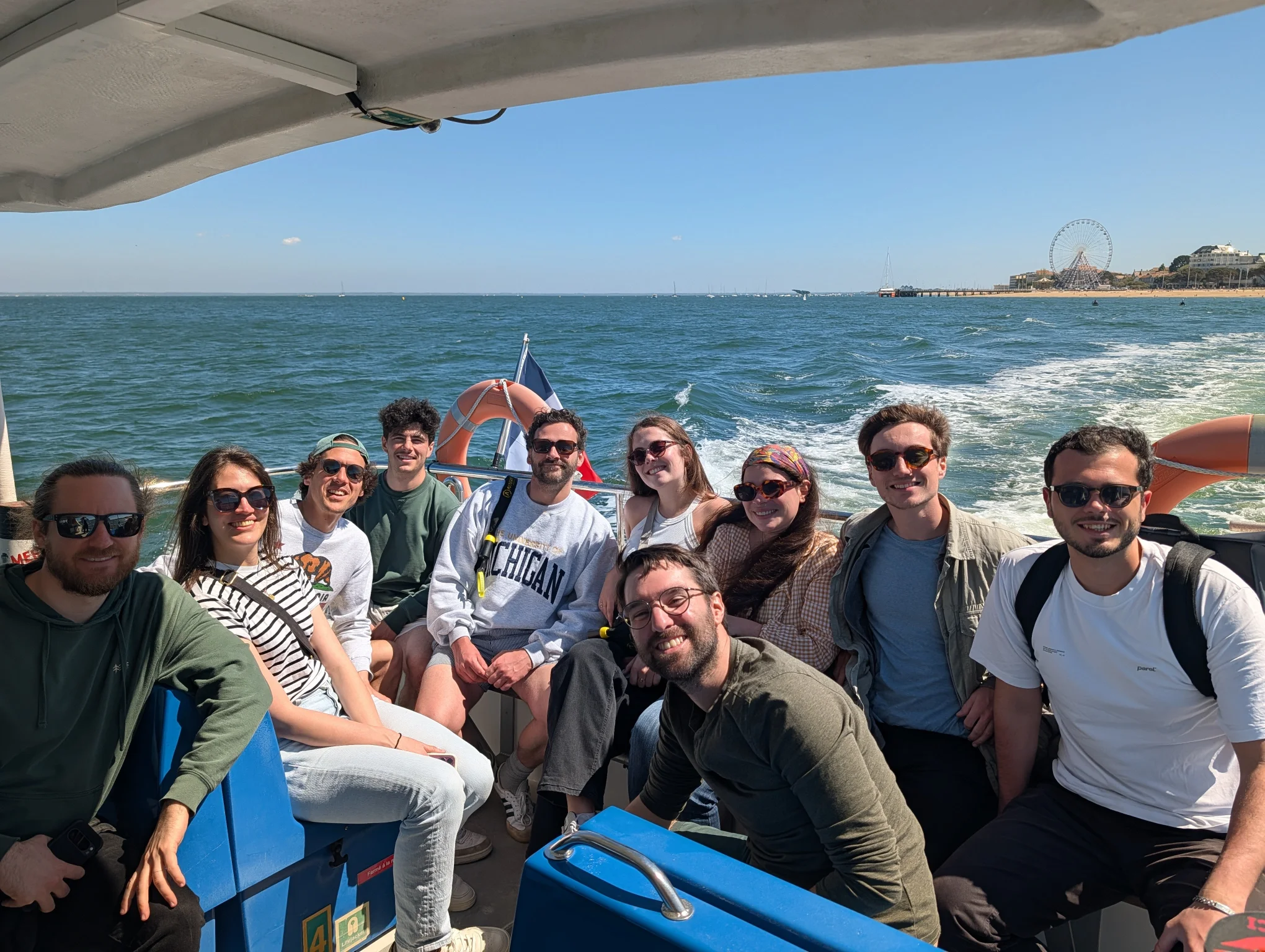 L'équipe Tengo lors d'une sortie en bateau en bord de mer