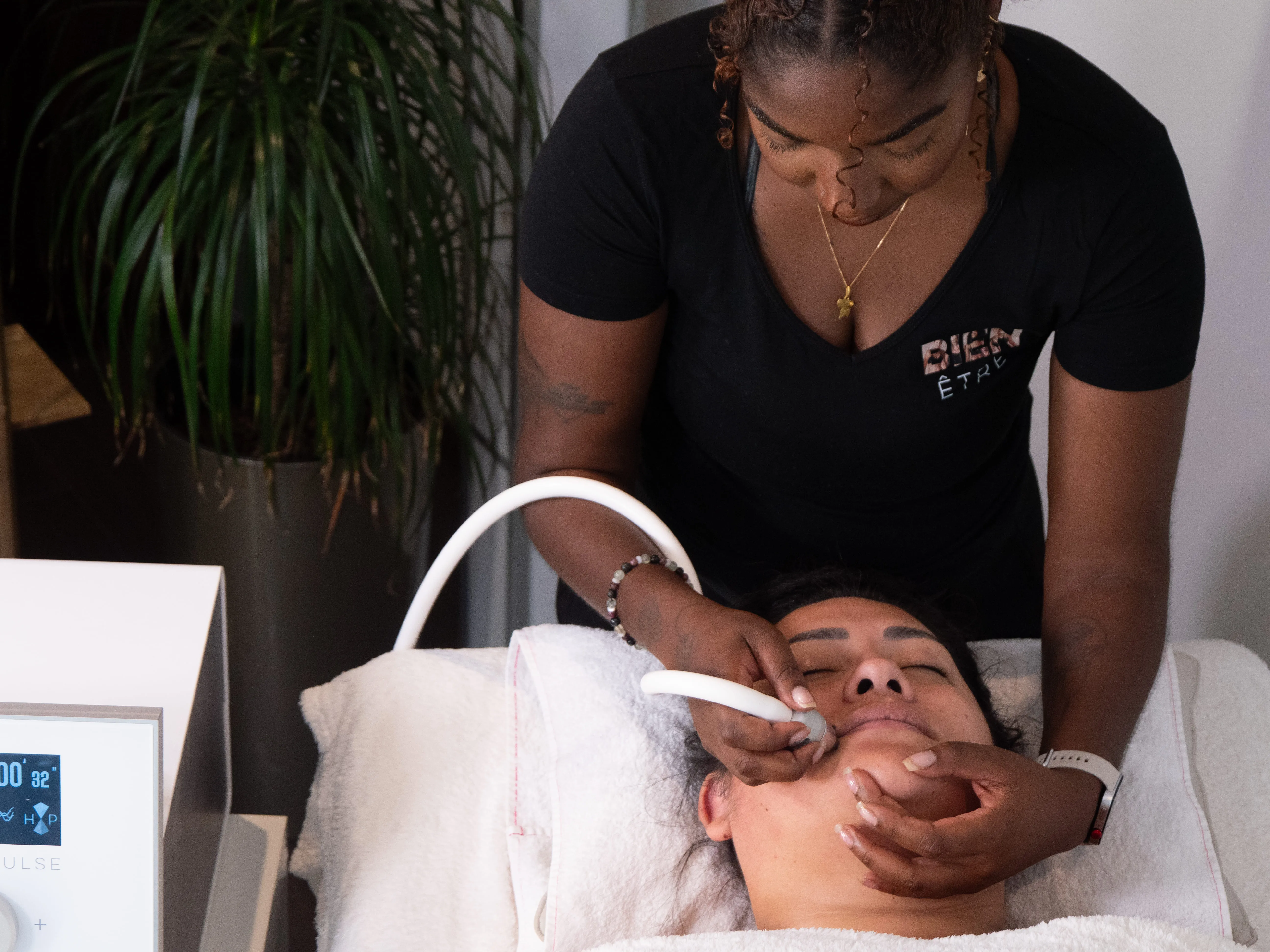 Cliente pendant un soin visage STARVAC