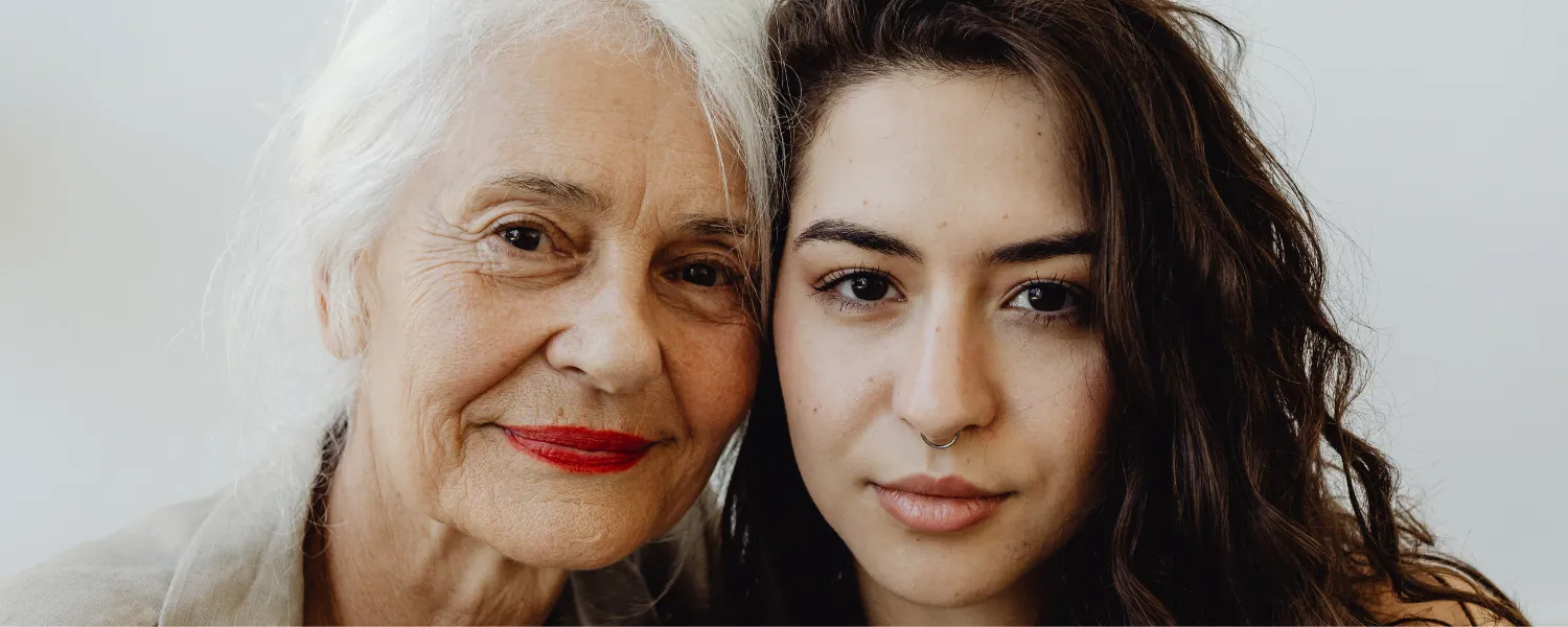 Une femme âgée et une jeune femme côte à côte, peau éclatante