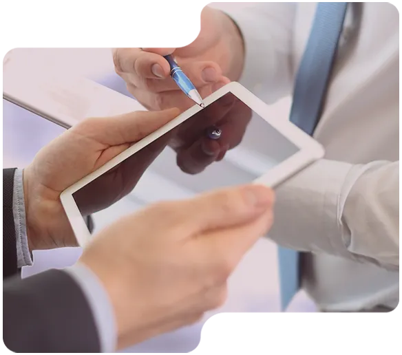 Zwei Geschäftsmänner benutzen einen Stift, um auf einem weißen Tablet zu zeigen.