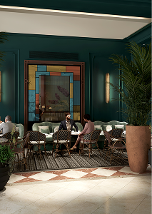 Duas pessoas sentadas à mesa em um café chique com decoração vegetal e parede azul escura.