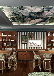Elegante sala de jantar com teto estampado em folhas verdes e cadeiras de vime claras.