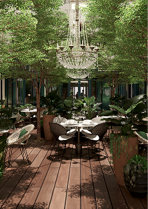 Sala de jantar interna com mesas redondas, piso de madeira, plantas e um grande lustre de cristal.