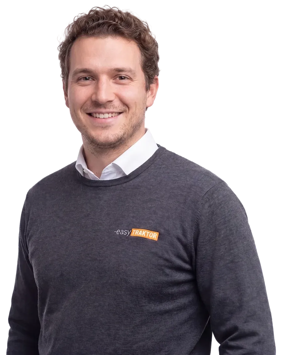 Lächelnder Mann in grauem Pullover mit easyTRAKTOR Logo.