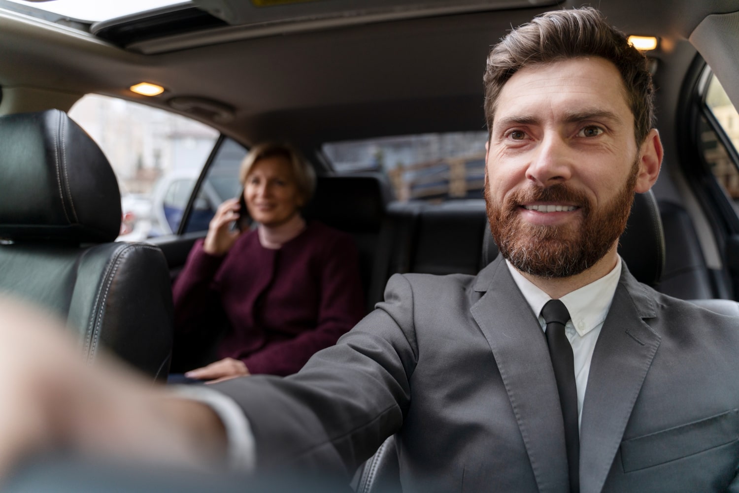 Zakenman in luxe taxi voor vervoer in Haarlem