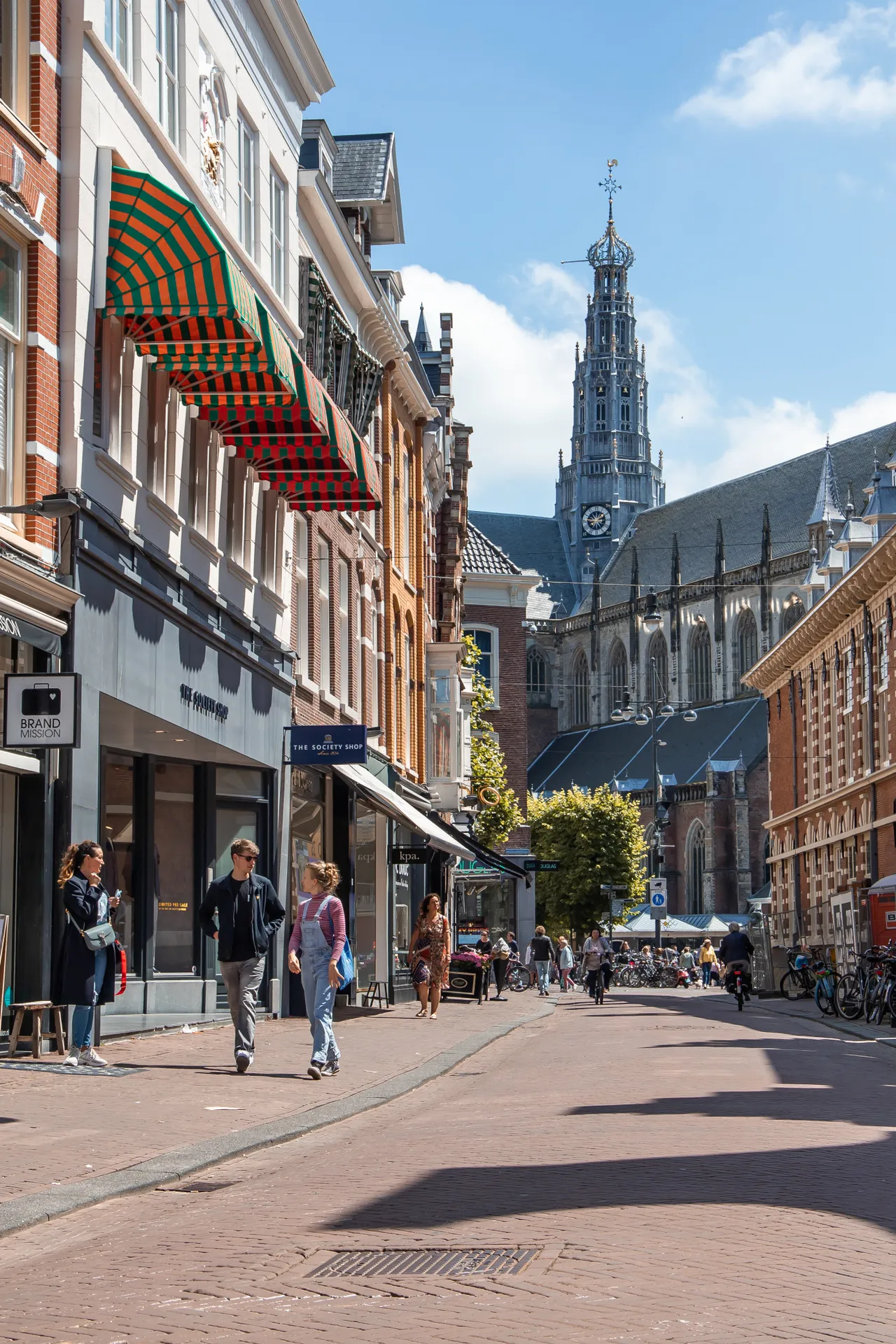 Kerk in het centrum van Haarlem met hoge toren