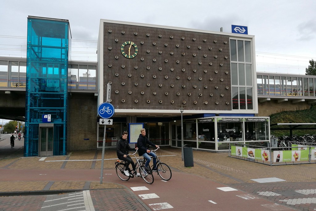 Modern treinstation in Haarlem, ideale startpunt voor taxi naar Schiphol
