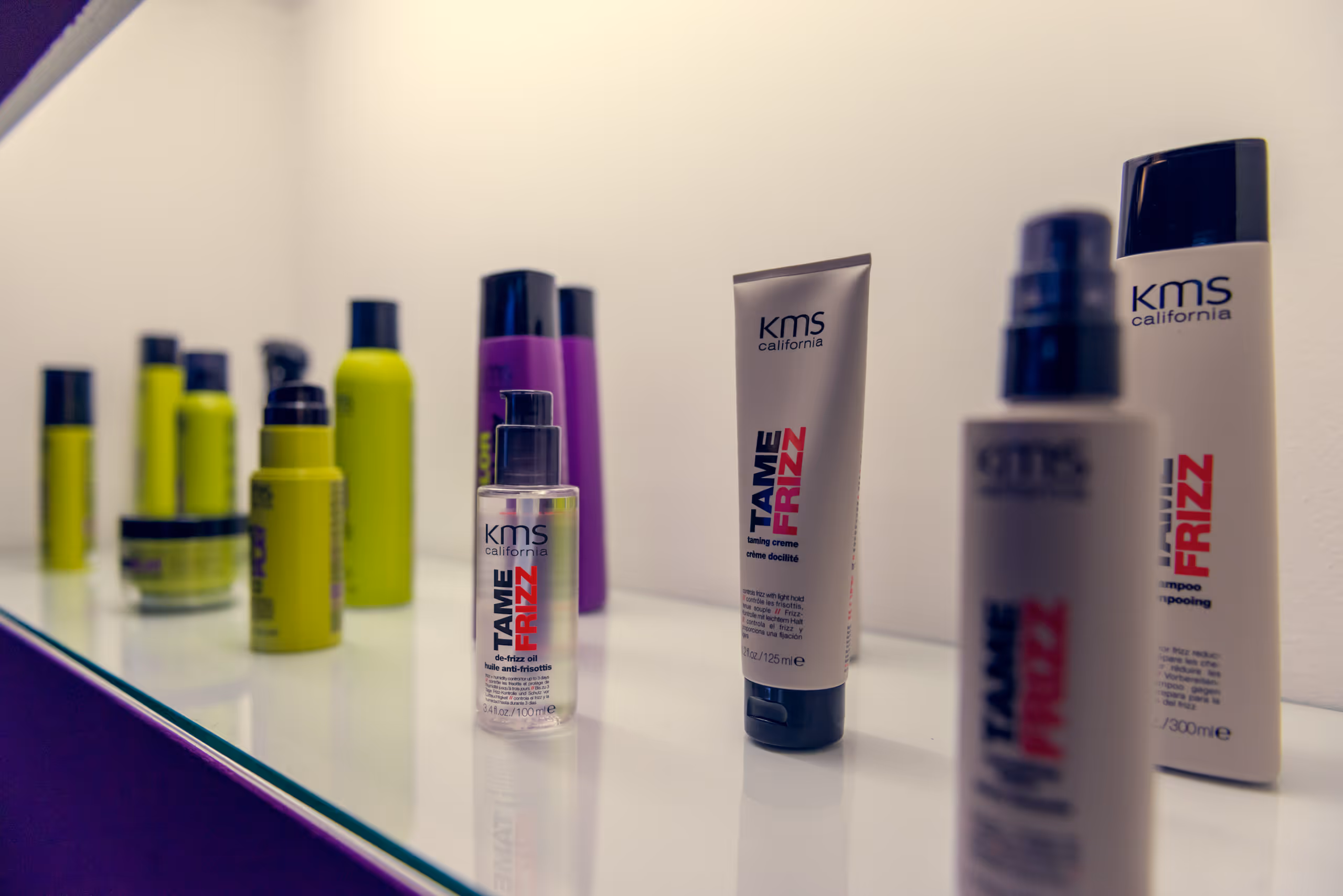 Produktfoto mit diversen KMS Pflege- und Styling Produkten