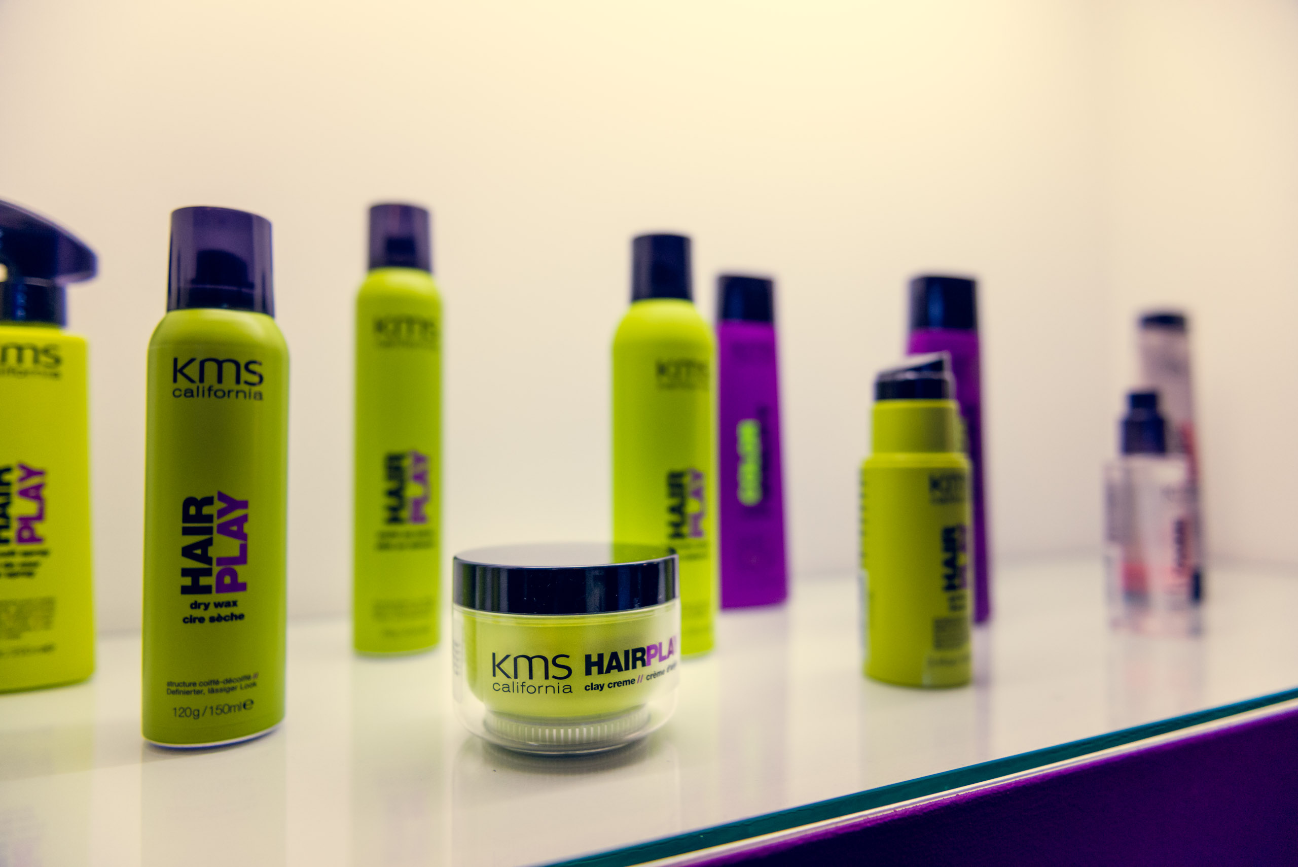 Produktfoto mit diversen KMS Haarstyling Produkten