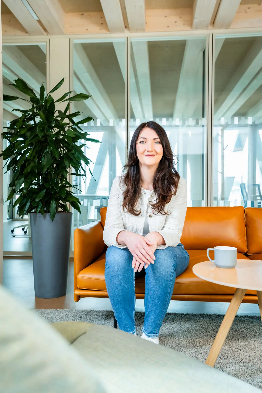 Porträt von Stefanie Omert.