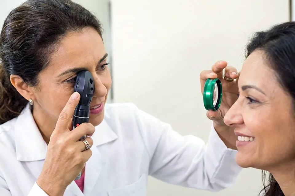 Infográfico comparativo mostrando um olho com cristalino opaco (catarata) e um olho com lente intraocular implantada recuperando a visão