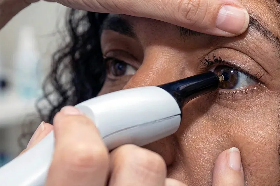 Infográfico comparativo mostrando um olho com cristalino opaco (catarata) e um olho com lente intraocular implantada recuperando a visão