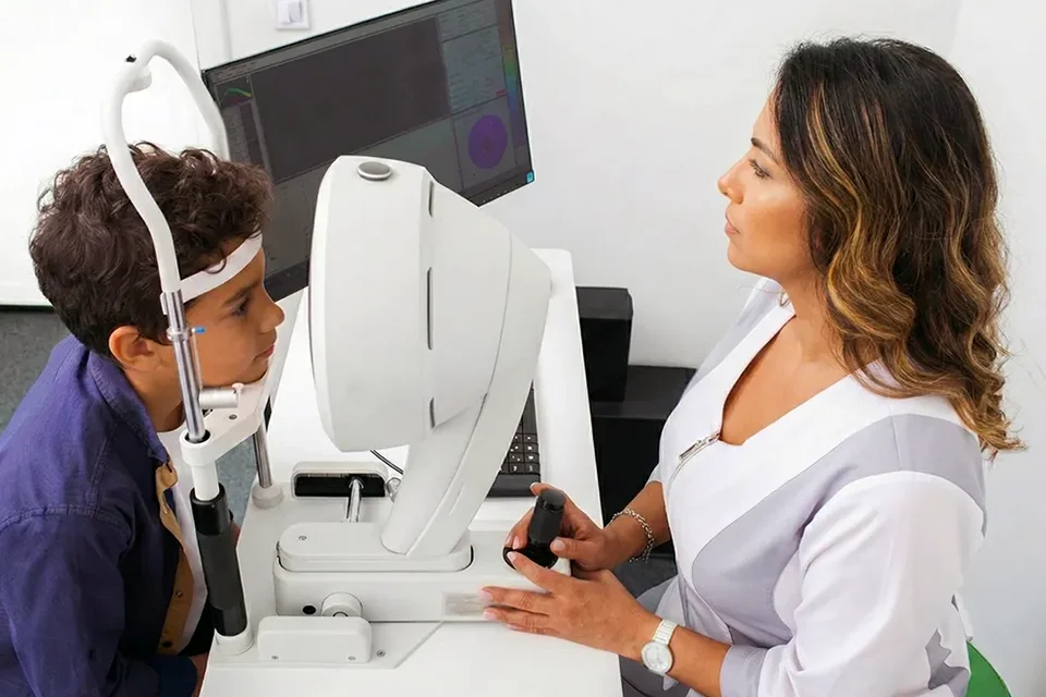 Infográfico comparativo mostrando um olho com cristalino opaco (catarata) e um olho com lente intraocular implantada recuperando a visão