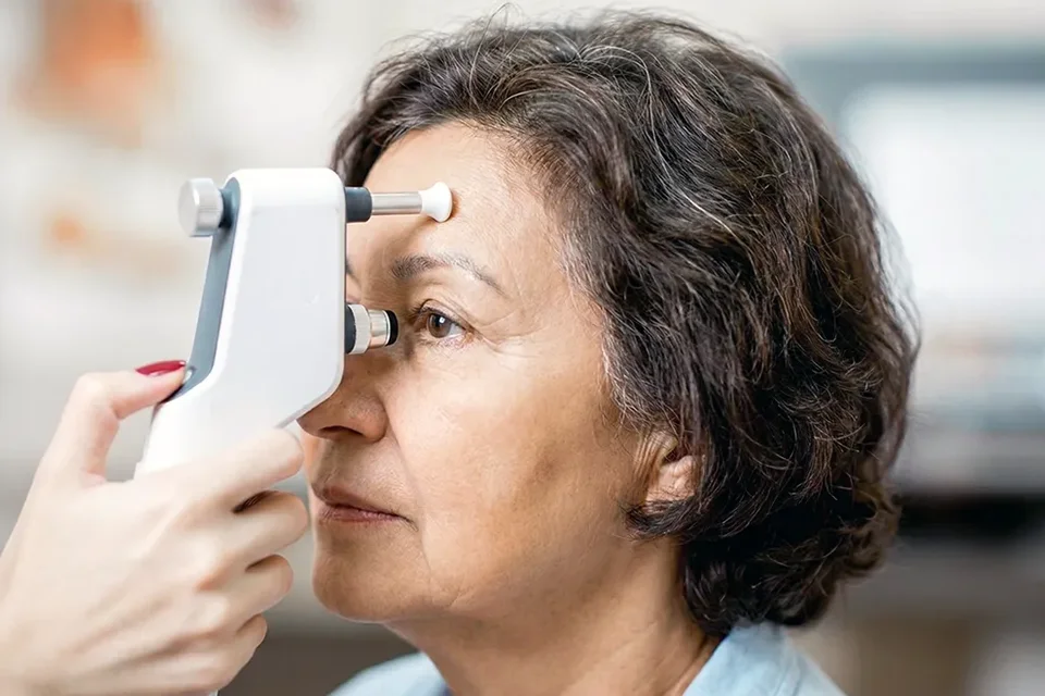 Infográfico comparativo mostrando um olho com cristalino opaco (catarata) e um olho com lente intraocular implantada recuperando a visão
