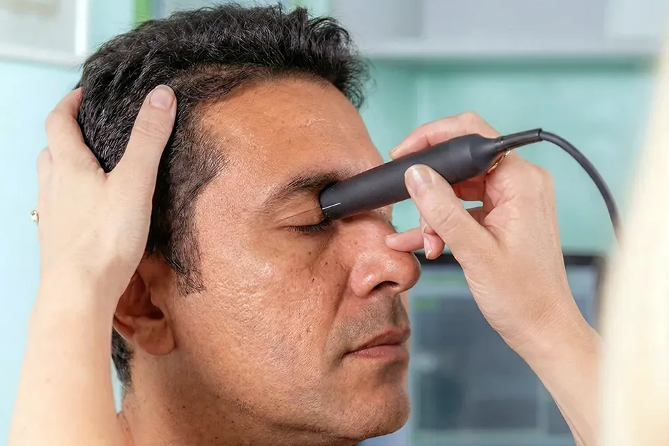 Infográfico comparativo mostrando um olho com cristalino opaco (catarata) e um olho com lente intraocular implantada recuperando a visão