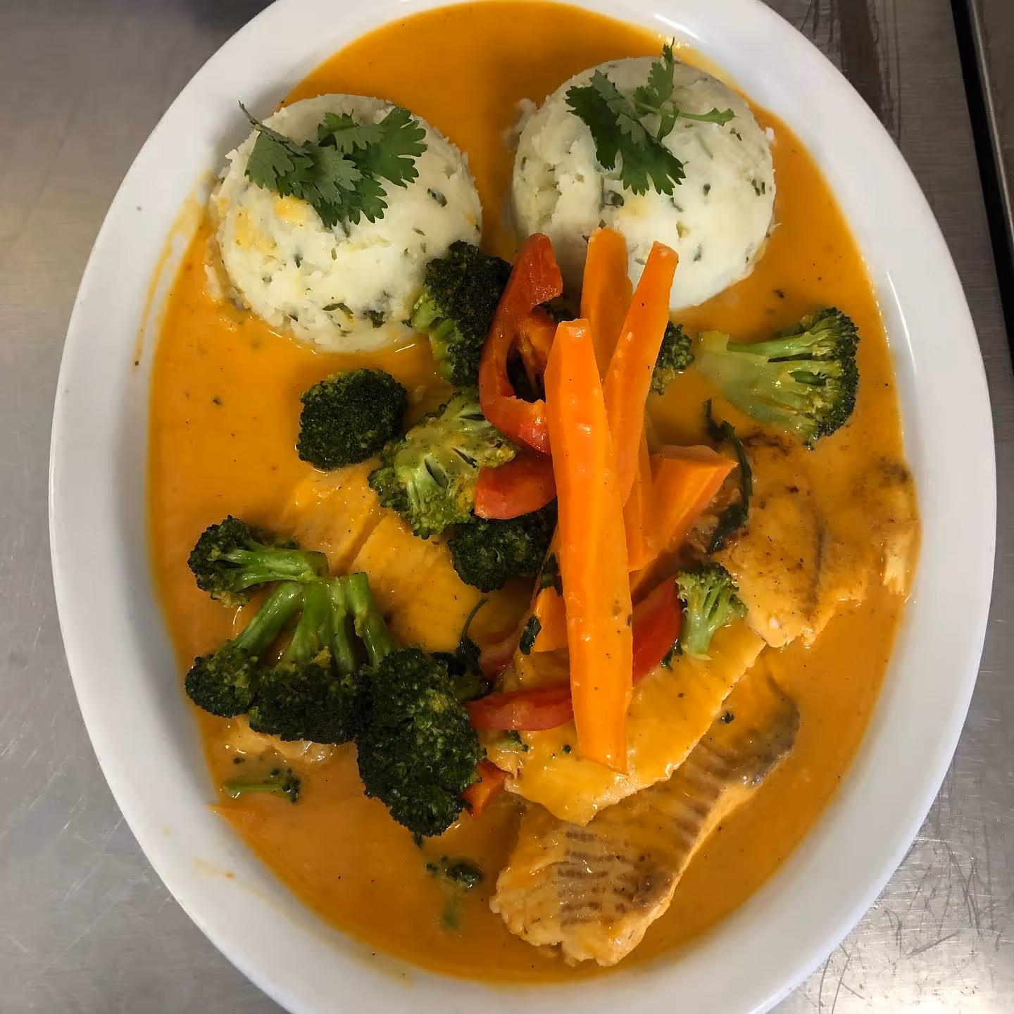 A plate of food with broccoli and carrots.