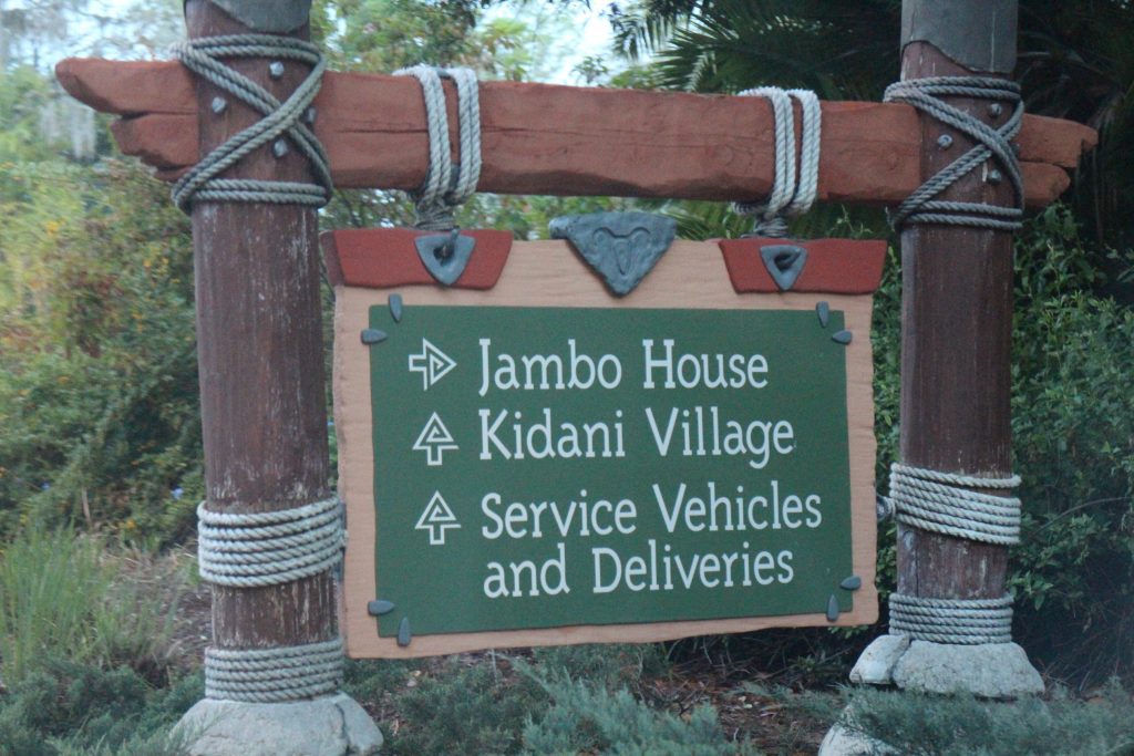 A directional sign pointing the way to Jambo House and Kidani Village.