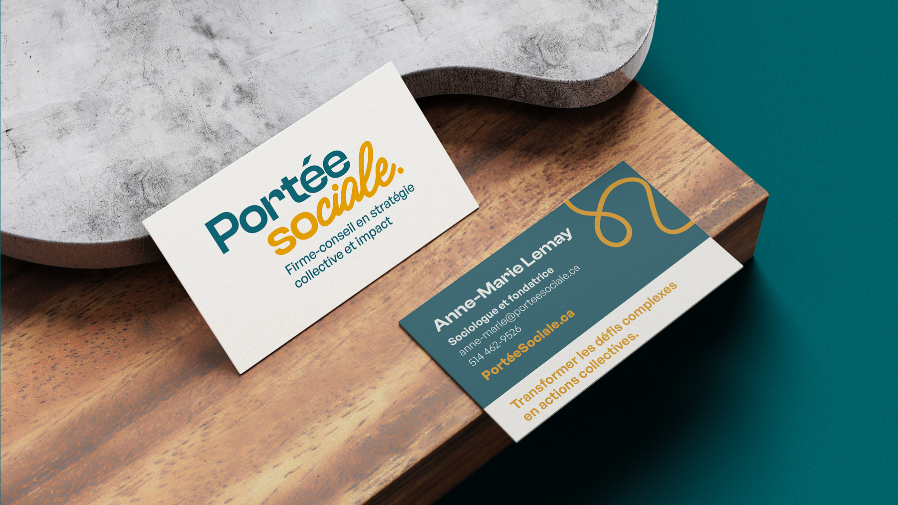 Cartes d'affaires de Portée Sociale posées sur une planche de bois