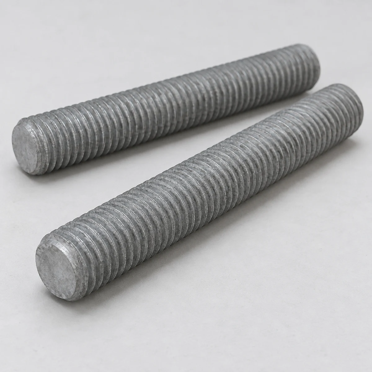 Hot Dip Galvanized B7 Threaded Rod - ASTM A193 B7 alloy steel, hot-dip galvanized, thread and end view (product illustration)