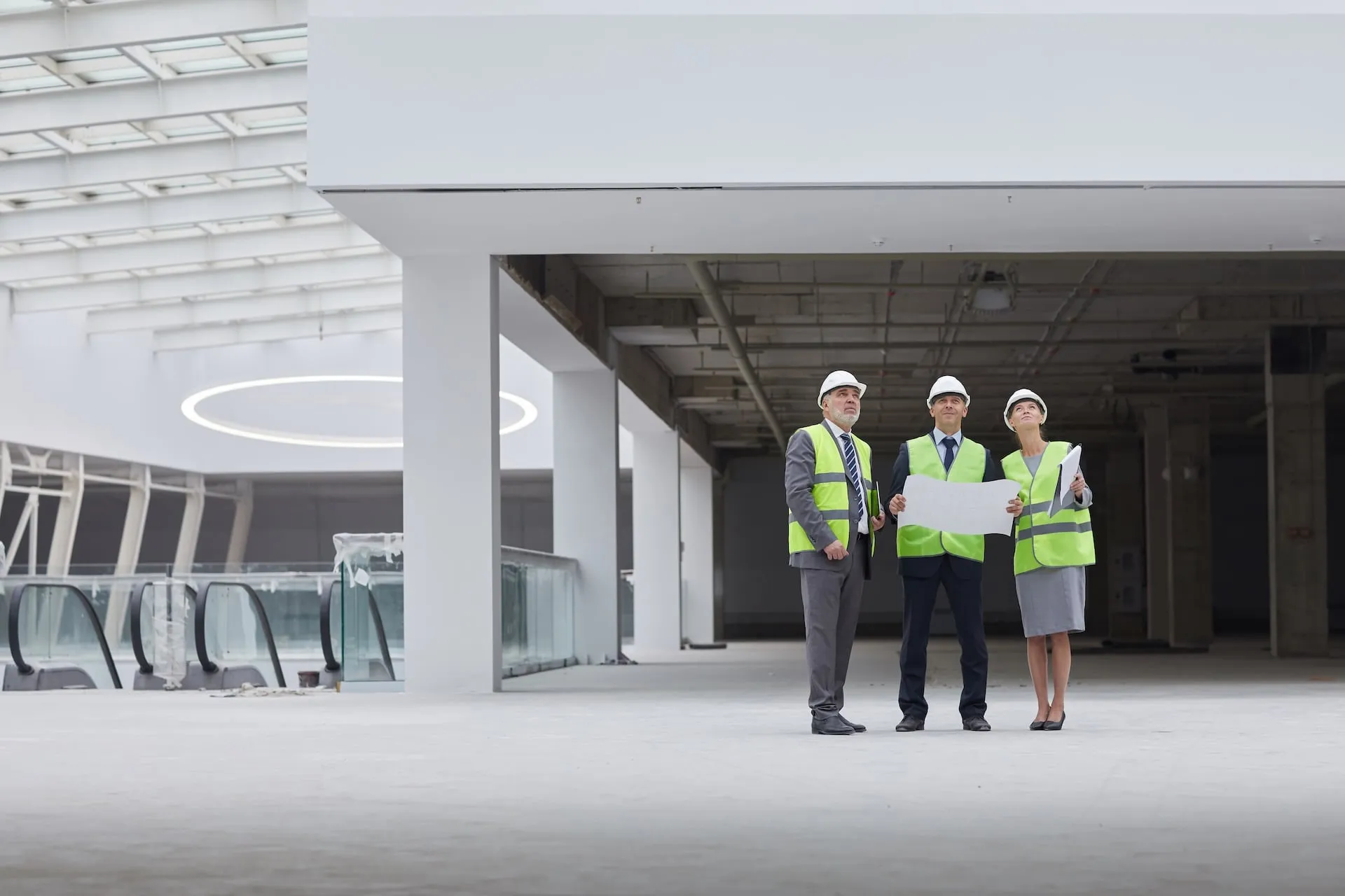 Projektový tým kontroluje rozestavěný interiér