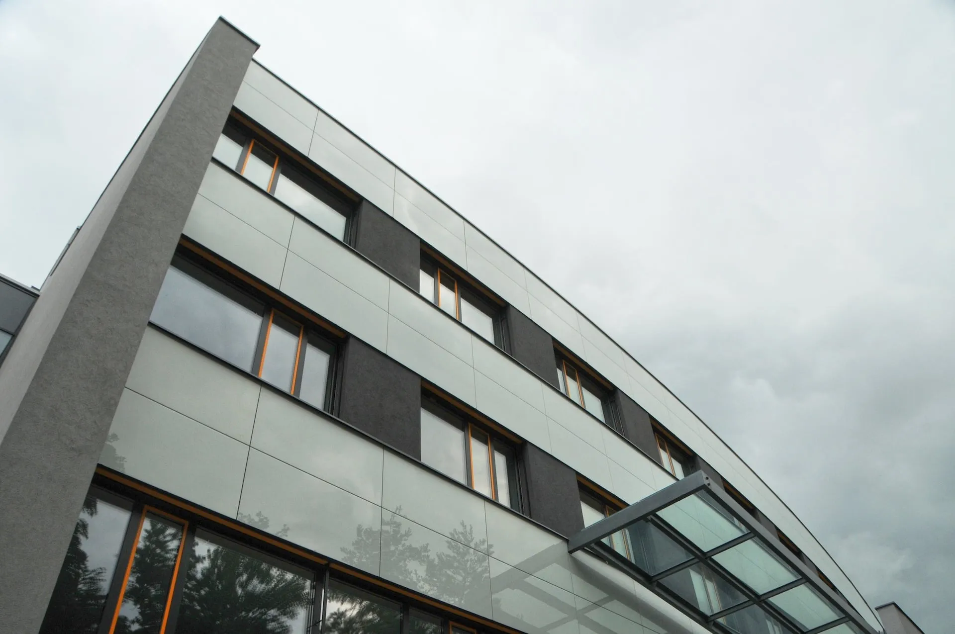 Prosklená fasáda budovy Lékařské fakulty Univerzity Karlovy