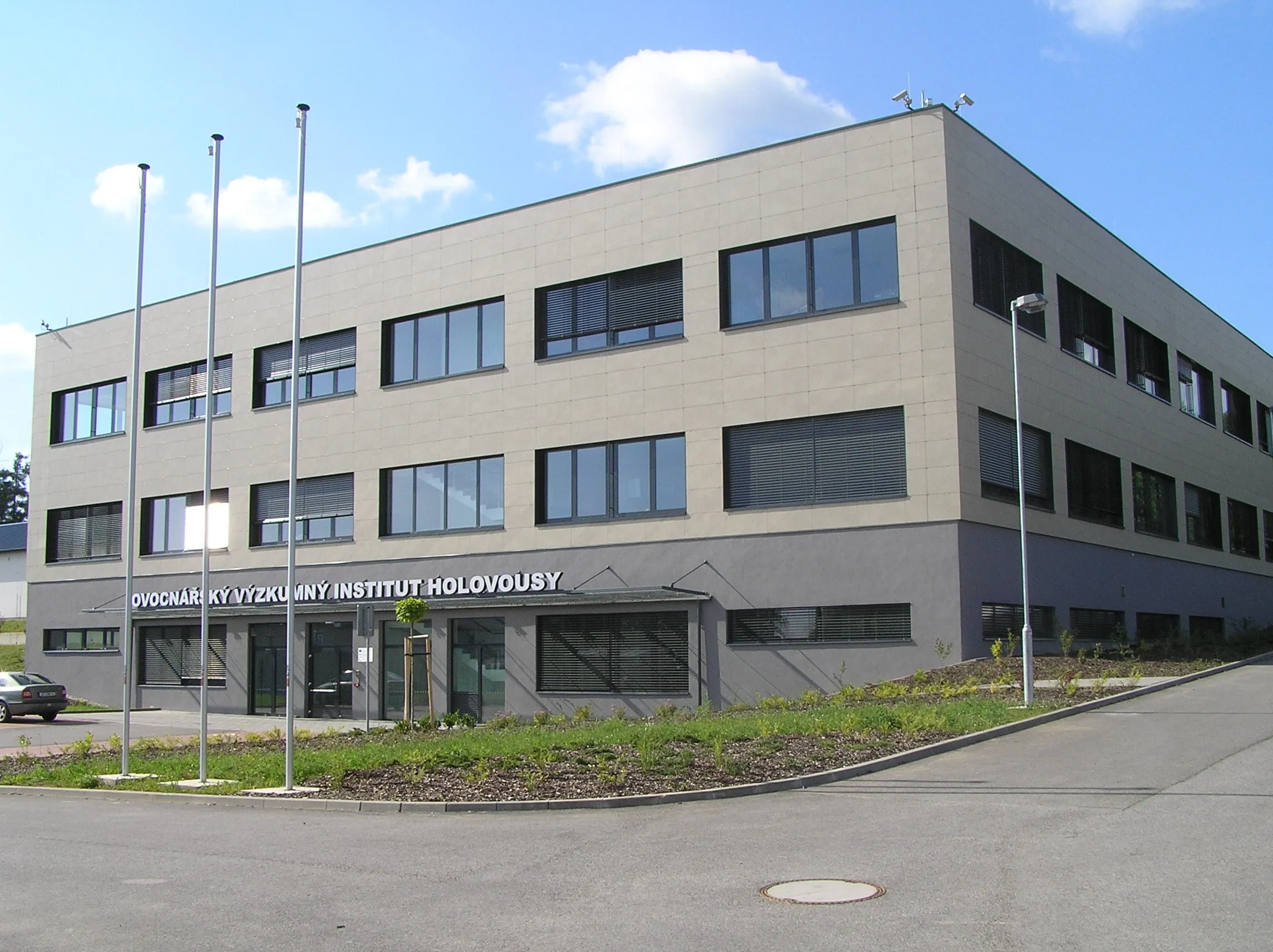Keramická fasáda budovy v Holovousích
