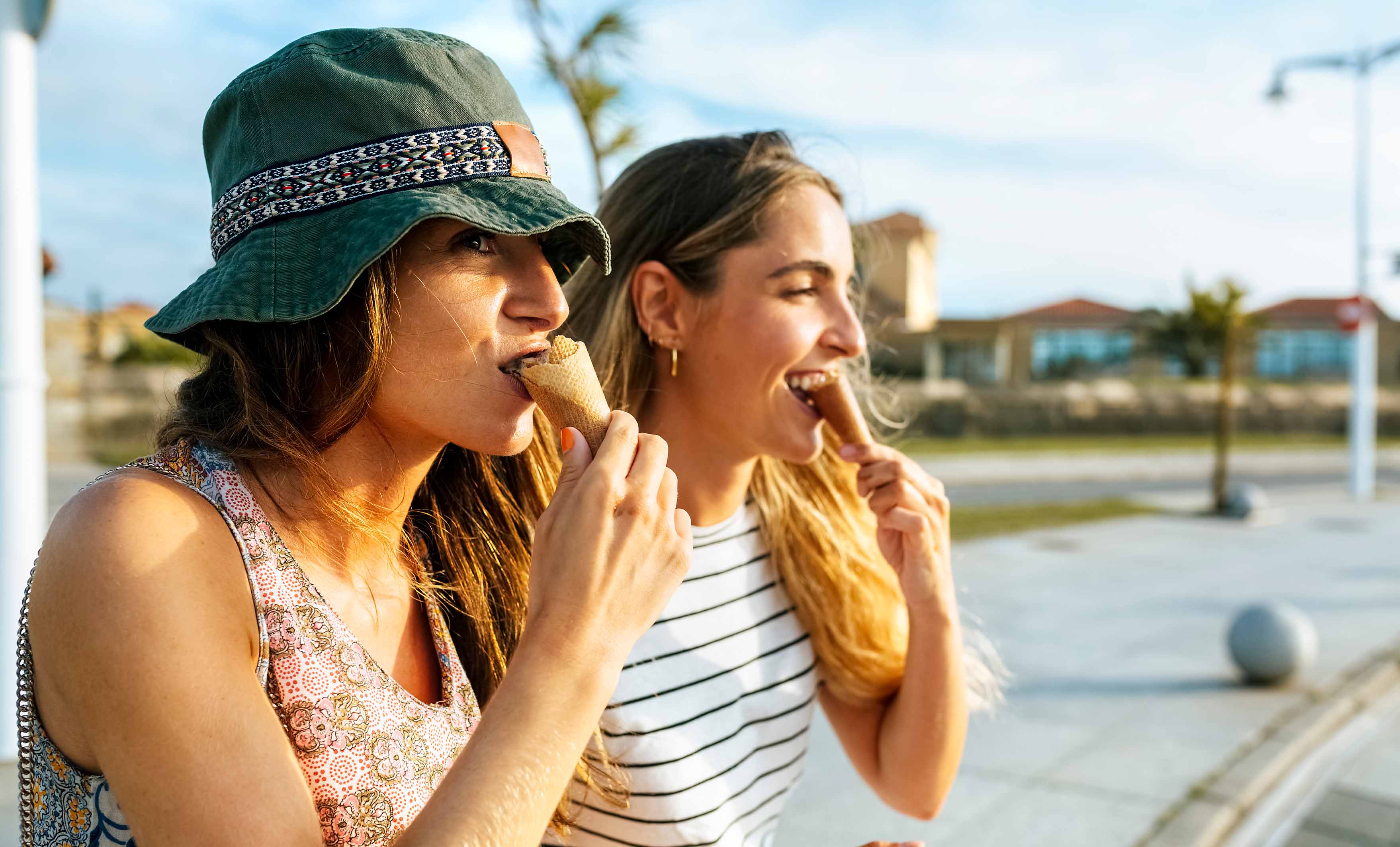 Zwei Frauen essen ein Eis