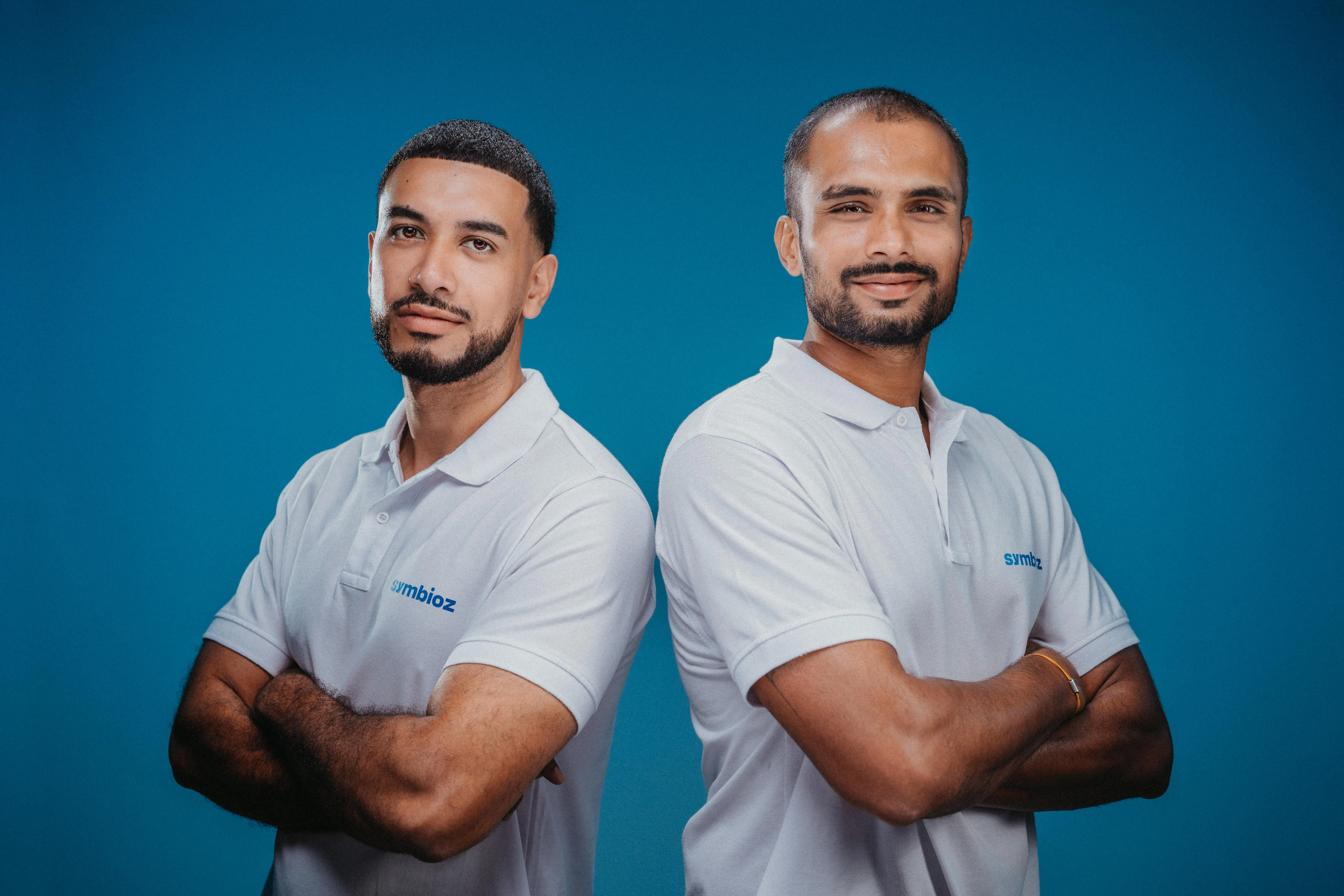 Les deux cofondateurs de Symbioz, dos à dos, en polo blanc avec le logo de la marque.