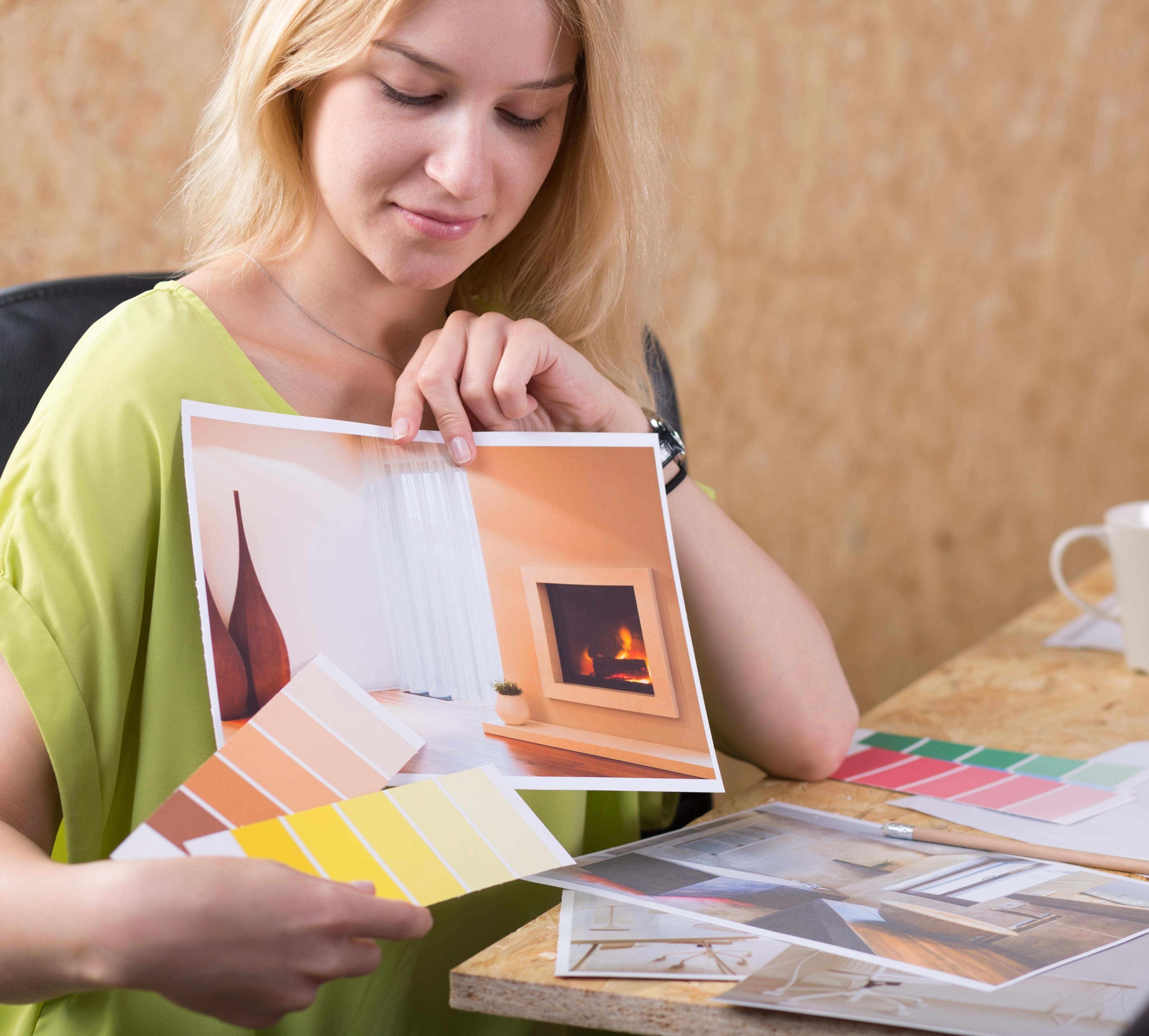 Gemeinsame Planung von Einrichtung, Farben und Raumwirkung im Rahmen einer Feng-Shui- und Interior-Design-Beratung für bessere Erholung