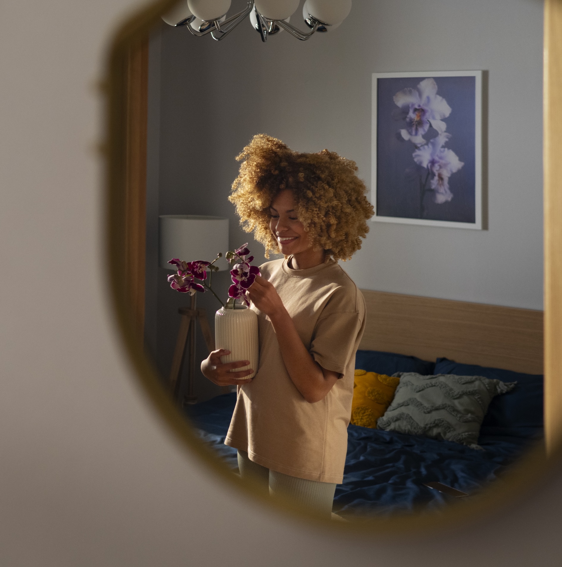 Harmonisch gestaltetes Schlafzimmer mit natürlichen Materialien, beruhigender Atmosphäre und ausgewogener Raumwirkung für besseren Schlaf und Regeneration nach einer Feng Shui Beratung