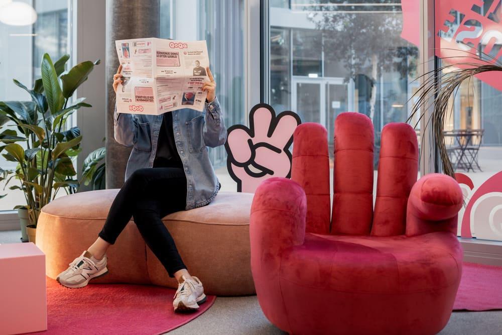 An employee from QoQa reading the company journal
