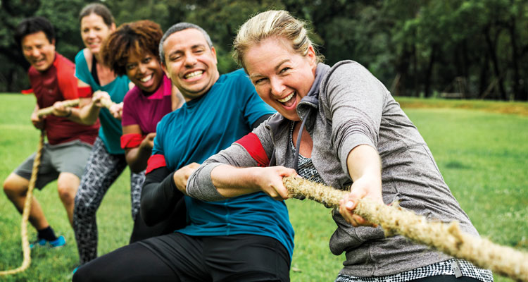 Tug of war, one of the ideal activities to organize at work for the Olympic Games