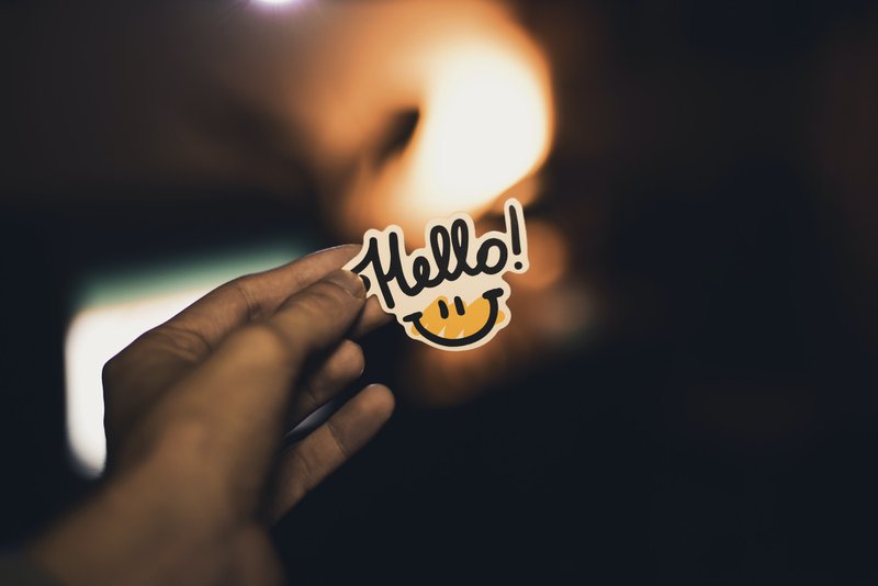 Image d’un smiley souriant disant bonjour