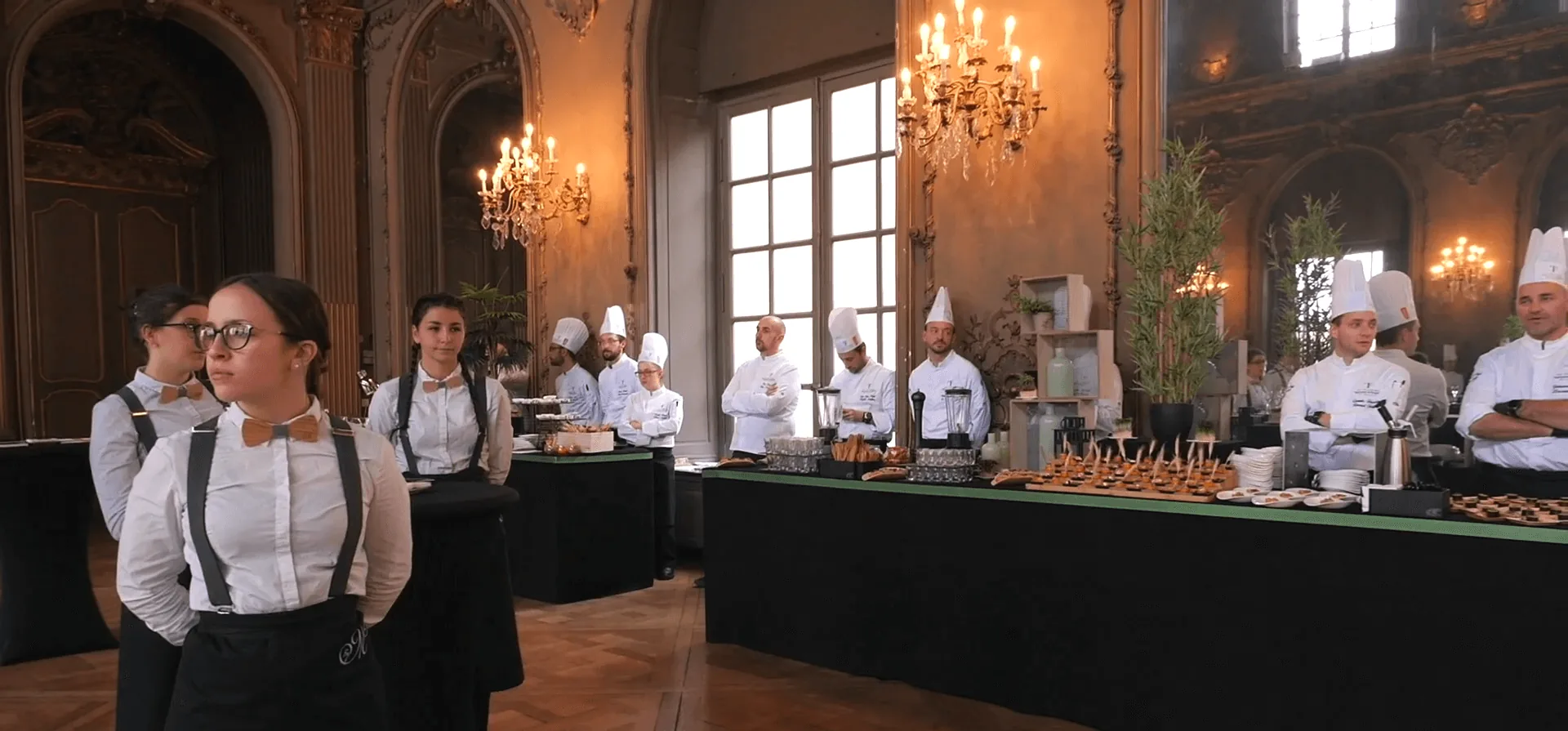 Chefs et équipes de service de Traiteurs de France lors d'une réception dans un salon de caractère