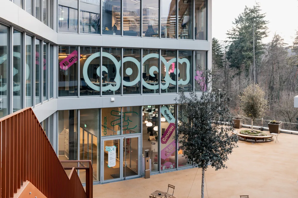 Le siège de QoQa à Bussigny, avec le logo géant en vitrine