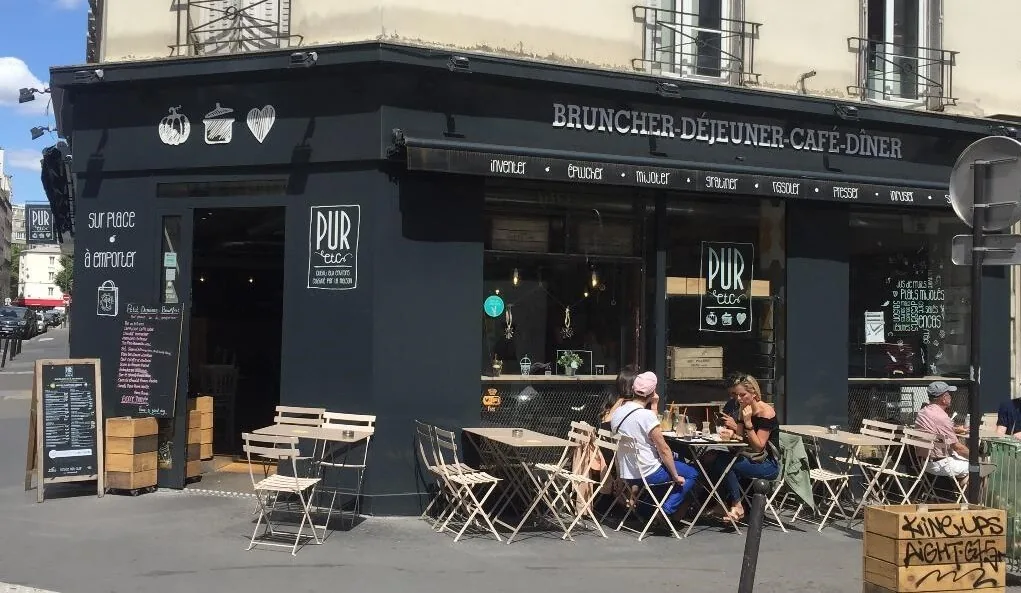 La façade d'un restaurant PUR etc., avec sa terrasse et ses clients attablés