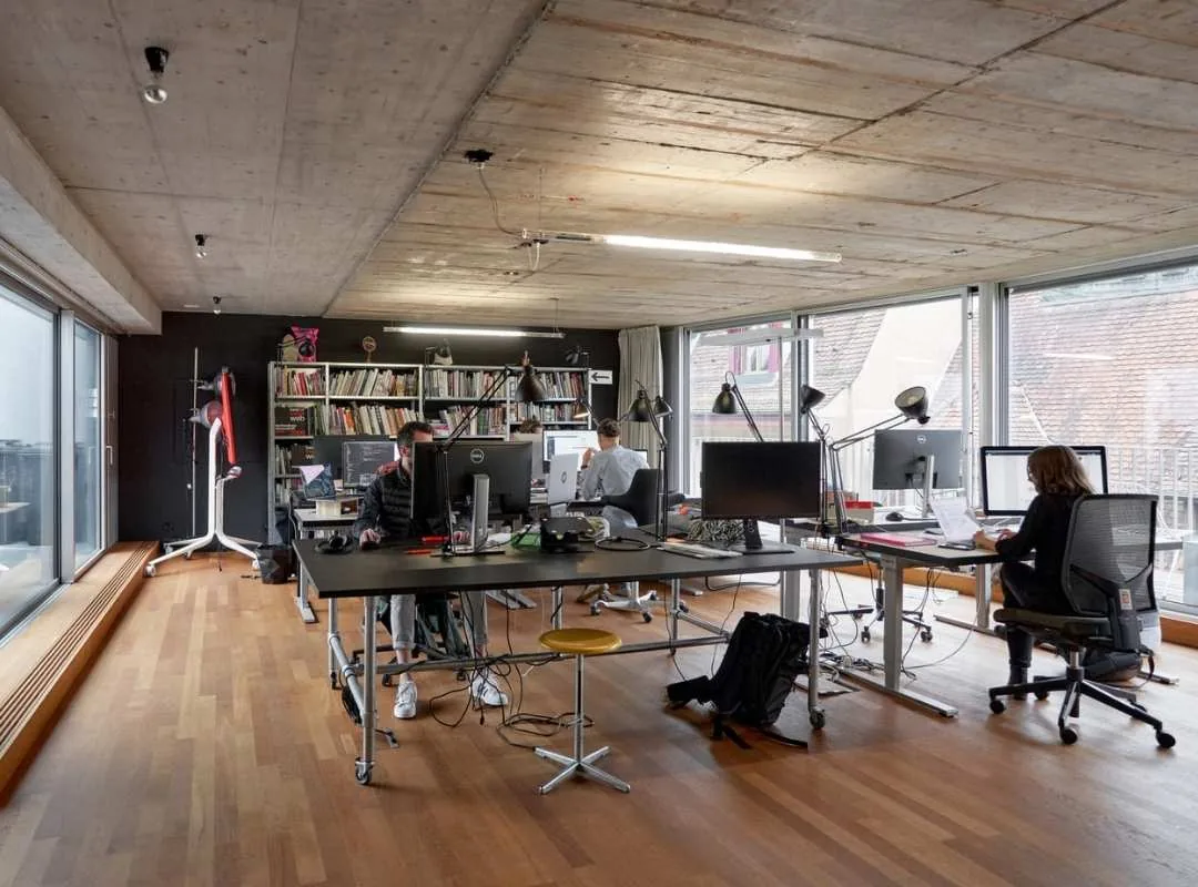 Un bureau de Liip : l'équipe au travail dans un open space lumineux